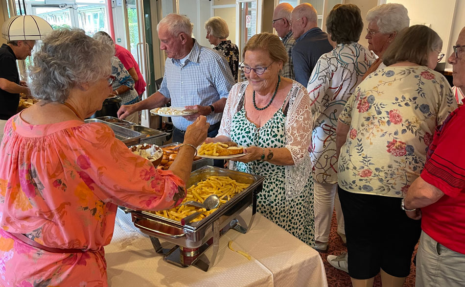 Jaarlijkse BasBEL Barbeque Bij Johanneshove Gezamelijk